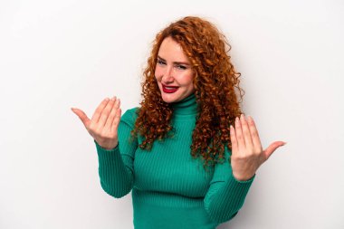 Beyaz arka planda izole edilmiş genç, beyaz bir kadın seni işaret ediyor sanki davet ediyormuş gibi..