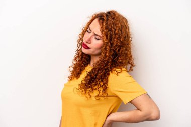 Beyaz arka planda izole edilmiş, sırt ağrısı çeken kızıl saçlı genç bir kadın..