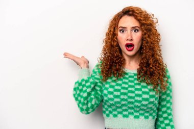 Beyaz arka planda izole edilmiş genç, beyaz tenli kadın, avuç içlerindeki kopya alanını tutmaktan etkilenmiş..