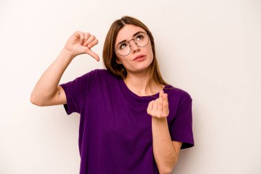 Beyaz arka planda izole edilmiş beyaz bir kadın parasız olduğunu gösteriyor..