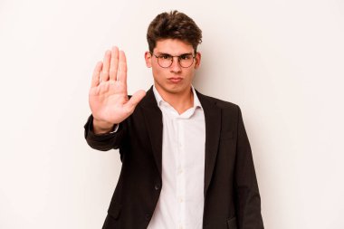 Beyaz arka planda izole edilmiş beyaz tenli genç bir iş adamı uzanmış elini uzatmış, dur işareti göstererek seni engelliyor..