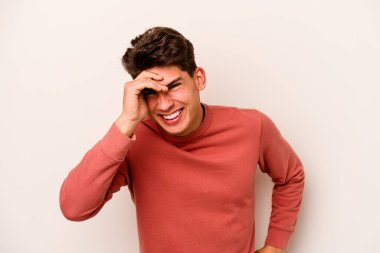 Beyaz arka planda izole edilmiş beyaz bir adam neşeli bir şekilde gülüyor. Mutluluk kavramı.