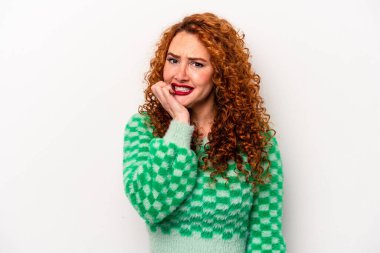 Beyaz arka planda izole edilmiş, tırnak yiyen, gergin ve endişeli genç bir beyaz kadın..