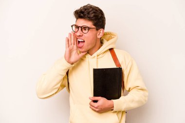 Beyaz arka planda izole edilmiş beyaz bir öğrenci bağırıyor ve avuç içini açık tutuyor..