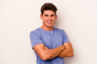 Beyaz arka planda izole edilmiş genç beyaz adam mutlu, güler yüzlü ve neşeli..