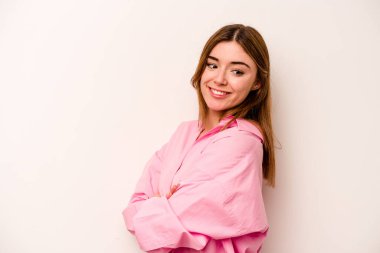 Beyaz arka planda izole genç beyaz kadın gülüyor ve eğleniyor..