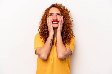 Beyaz arka planda, ağlayan ve sızlanan beyaz tenli genç, beyaz bir kadın..