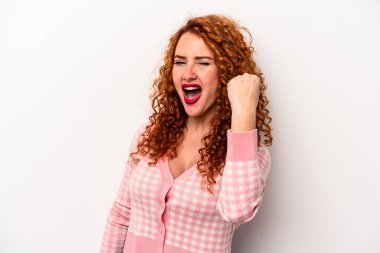 Beyaz arka planda yalnız kalmış, tasasız ve heyecanlı genç bir beyaz kadın. Zafer konsepti.