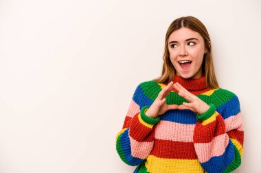 Beyaz arka planda izole edilmiş beyaz bir kadın. Aklında bir plan kuruyor..