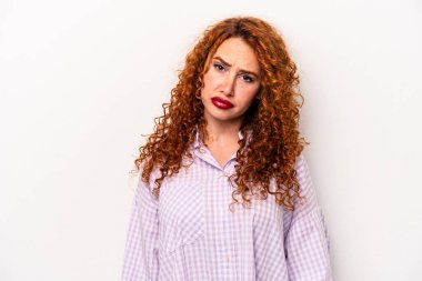 Beyaz arka planda izole edilmiş genç beyaz kadın üzgün, ciddi yüz, sefil ve hoşnutsuz.