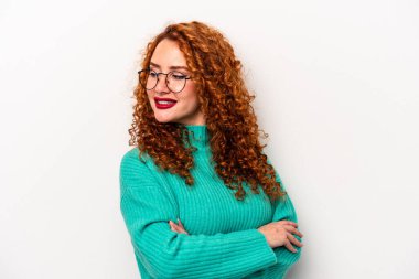 Beyaz arka planda izole edilmiş, gülen ve eğlenen kızıl saçlı genç bir kadın..