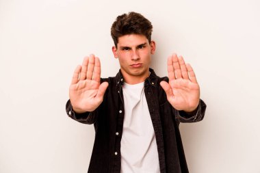 Beyaz arka planda izole edilmiş genç beyaz bir adam elini uzatmış, dur işareti göstererek seni engelliyor..