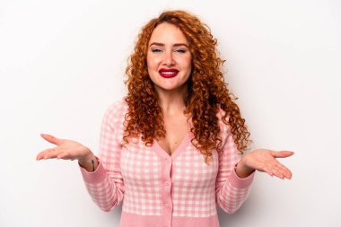 Beyaz arka planda izole edilmiş genç bir beyaz kadın kollarıyla ölçek oluşturuyor, mutlu ve kendinden emin hissediyor..