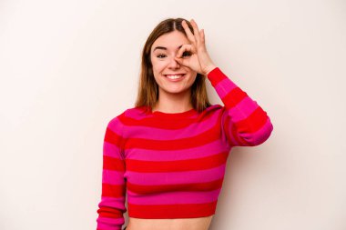 Beyaz arka planda izole edilmiş beyaz bir kadın heyecanlı..