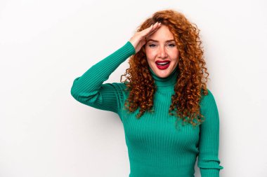 Beyaz arka planda izole edilmiş genç beyaz kadın yüksek sesle bağırıyor, gözleri açık ve elleri gergin tutuyor..