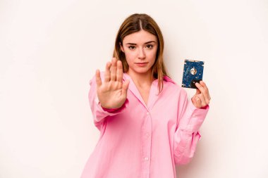 Beyaz arka planda izole edilmiş genç, gayri resmi beyaz kadın elini uzatmış, dur işareti göstererek seni engelliyor..