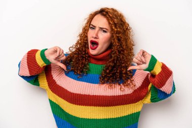 Beyaz arka planda izole edilmiş genç bir beyaz kadın gururlu ve kendinden emin hissediyor, örnek olarak..