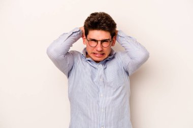 Beyaz arka planda izole edilmiş genç beyaz bir adam öfkeyle bağırıyor..