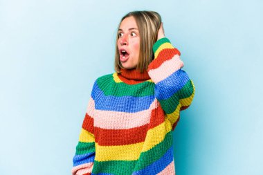 Mavi arka planda izole edilmiş genç beyaz kadın şok geçiriyordu. Önemli bir toplantıyı hatırladı..