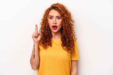 Beyaz arka planda soyutlanmış beyaz tenli genç bir kadın bir fikri, ilham verici bir konsepti var..