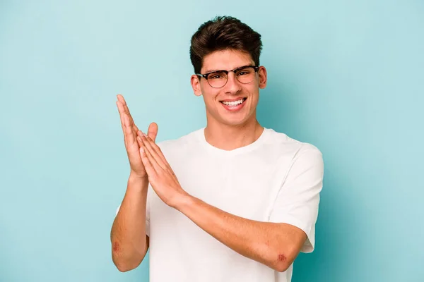 Young Caucasian Man Isolated Blue Background Feeling Energetic Comfortable Rubbing — Stock Photo, Image