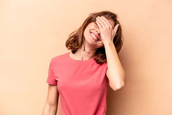 Jeune Femme Caucasienne Isolée Sur Fond Beige Rit Gardant Joyeusement — Photo