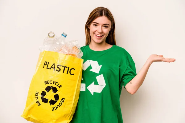 Jovem Segurando Saco Cheio Garrafas Plástico Para Reciclar Isolado Fundo — Fotografia de Stock