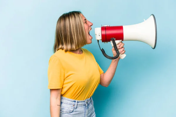 Jonge Kaukasische Vrouw Met Een Megafoon Geïsoleerd Blauwe Achtergrond — Stockfoto