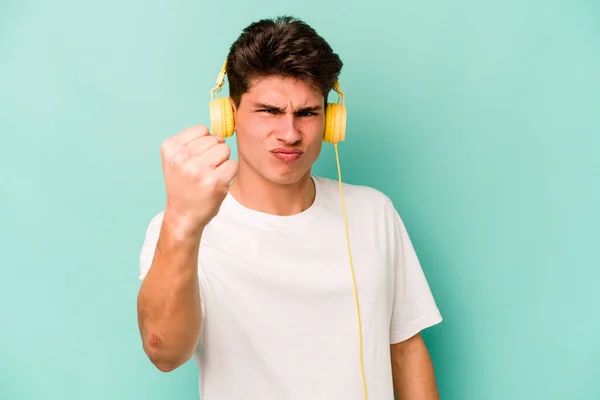 Hombre Caucásico Joven Escuchando Música Aislada Sobre Fondo Azul Mostrando — Foto de Stock