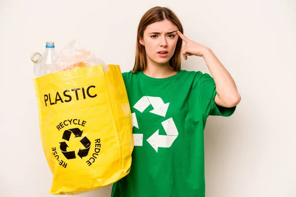 Jeune Femme Tenant Sac Rempli Bouteilles Plastique Recycler Isolé Sur — Photo