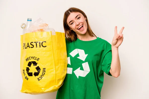 Jovem Segurando Saco Cheio Garrafas Plástico Para Reciclar Isolado Fundo — Fotografia de Stock