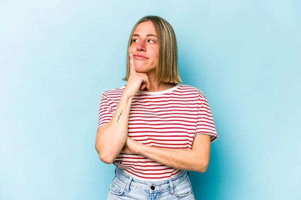 Jovem Caucasiana Isolada Fundo Azul Contemplando Planejando Uma Estratégia Pensando — Fotografia de Stock