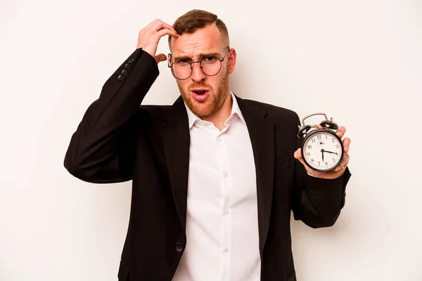 Joven Hombre Caucásico Negocios Sosteniendo Reloj Despertador Aislado Sobre Fondo — Foto de Stock