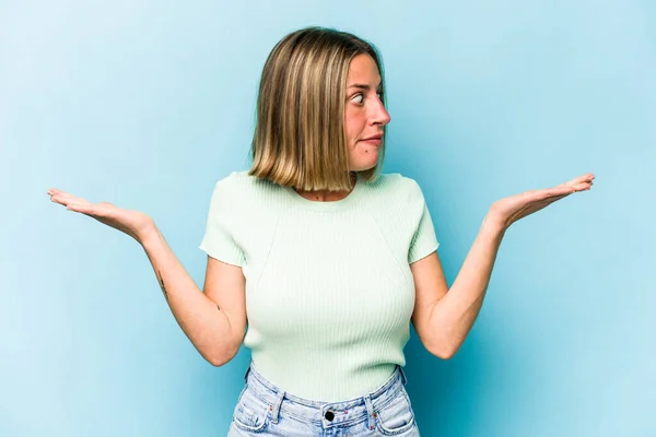 Young Caucasian Woman Isolated Blue Background Confused Doubtful Shrugging Shoulders — Stock Photo, Image