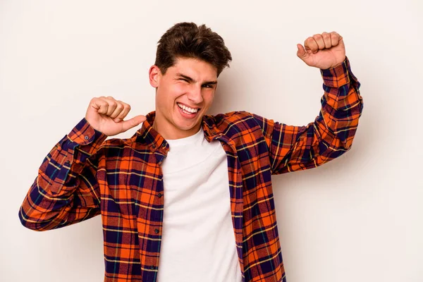 Joven Hombre Caucásico Aislado Sobre Fondo Blanco Celebrando Día Especial — Foto de Stock