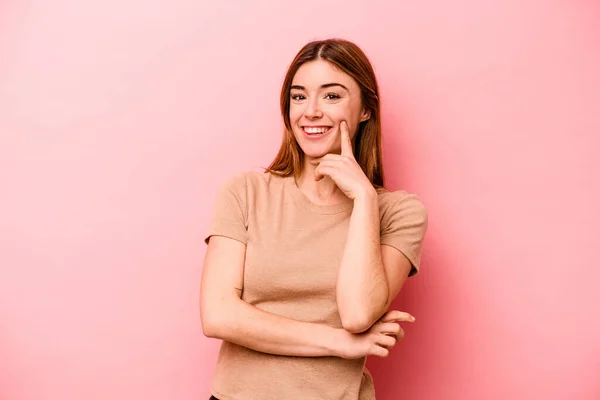 Νεαρή Καυκάσια Γυναίκα Απομονωμένη Ροζ Φόντο Χαμογελώντας Χαρούμενη Και Αυτοπεποίθηση — Φωτογραφία Αρχείου