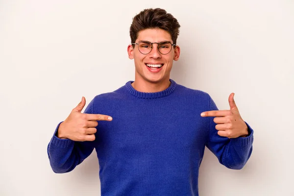 Jovem Caucasiano Isolado Fundo Branco Surpreso Apontando Com Dedo Sorrindo — Fotografia de Stock