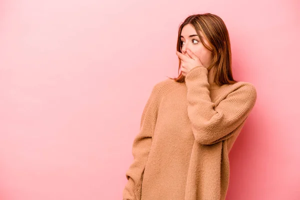 Mulher Branca Jovem Isolado Fundo Rosa Pensativo Olhando Para Espaço — Fotografia de Stock