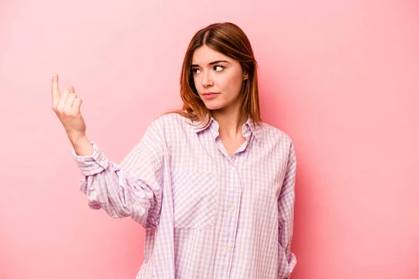 Mulher Caucasiana Jovem Isolado Fundo Rosa Apontando Com Dedo Para — Fotografia de Stock