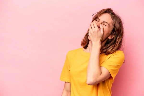 Pembe Arka Planda Soyutlanmış Genç Beyaz Kadın Gülüyor Kaygısız Doğal — Stok fotoğraf