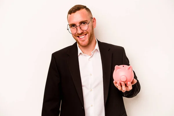 若いビジネス原因アジアの男を保持豚の銀行白い背景に孤立幸せ 笑顔と陽気な — ストック写真