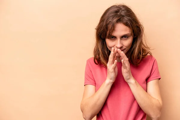 Giovane Donna Caucasica Isolato Sfondo Beige Inventando Piano Mente Creazione — Foto Stock