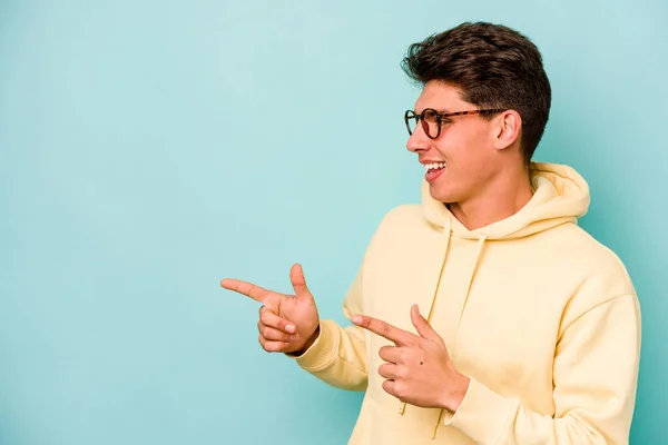 Jovem Caucasiano Isolado Pontos Fundo Azul Com Dedo Polegar Distância — Fotografia de Stock