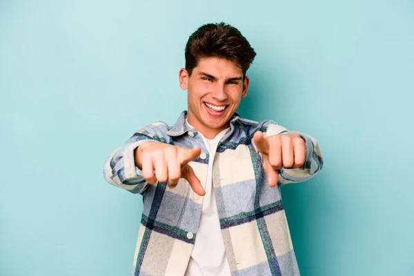 Joven Hombre Caucásico Aislado Sobre Fondo Azul Apuntando Hacia Delante — Foto de Stock