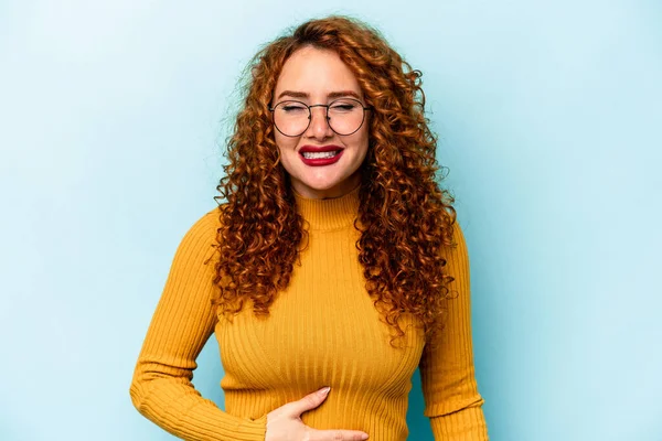 Jovem Mulher Branca Gengibre Isolado Fundo Azul Toca Barriga Sorri — Fotografia de Stock