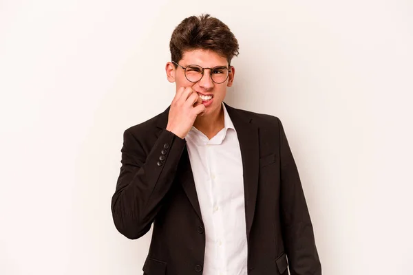 Jonge Blanke Zakenman Geïsoleerd Witte Achtergrond Bijtende Nagels Nerveus Zeer — Stockfoto