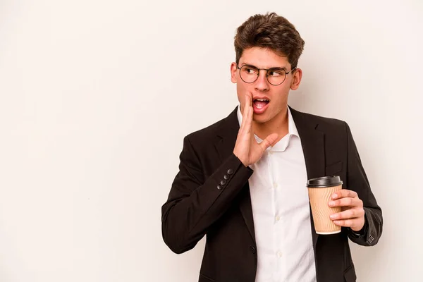 Joven Hombre Negocios Caucásico Sosteniendo Café Para Llevar Aislado Sobre — Foto de Stock