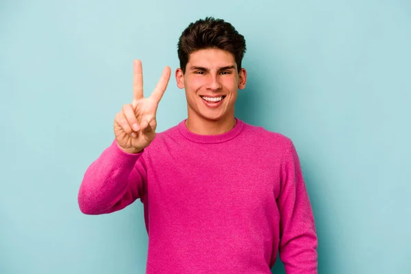 Jovem Caucasiano Isolado Fundo Azul Mostrando Número Dois Com Dedos — Fotografia de Stock