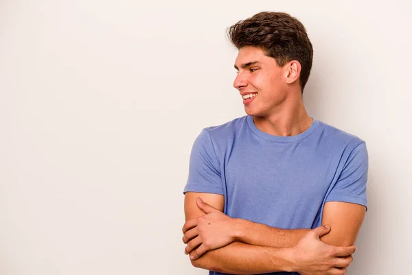 Jonge Blanke Man Geïsoleerd Witte Achtergrond Glimlachend Zelfverzekerd Met Gekruiste — Stockfoto