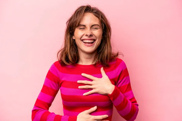 Молода Біла Жінка Ізольована Рожевому Фоні Сміється Щасливо Весело Тримає — стокове фото